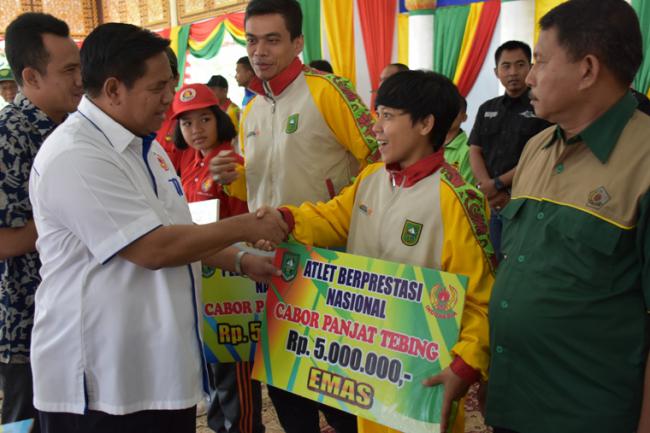 158 Pelatih dan Atlet Berprestasi Bengkalis Terima Bonus Dari KONI